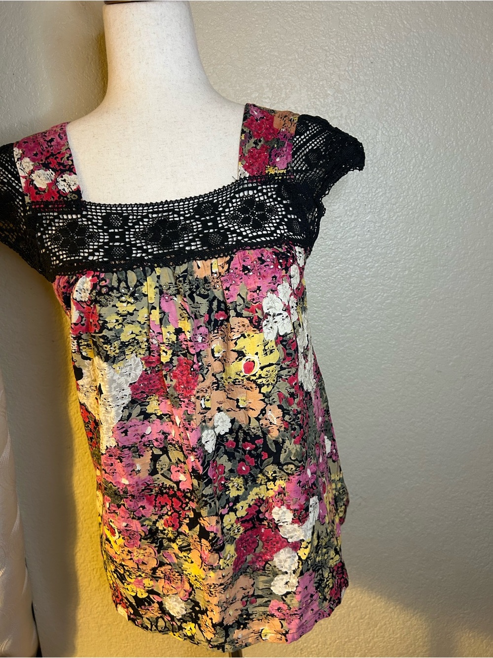 Women’s Y2K summer top floral eyelet details and lace